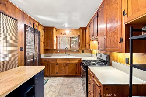 Kitchen - 101 Weisshorn, Crestline, CA 92325 photo 3 of 5