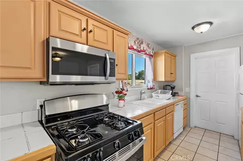 Kitchen - 15080 Birdie Ln, Helendale, CA 92342 photo 3 of 3