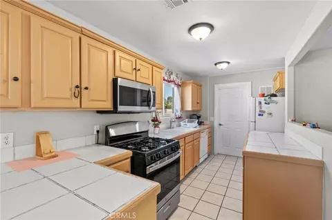 Kitchen - 15080 Birdie Ln, Helendale, CA 92342 photo 1 of 3