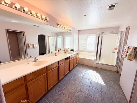 Bath - 7565 Blue Mist Ct, Fontana, CA 92336 photo 2 of 4