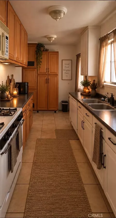 Kitchen - 944 Elizabeth, Barstow, CA 92311 photo 2 of 3