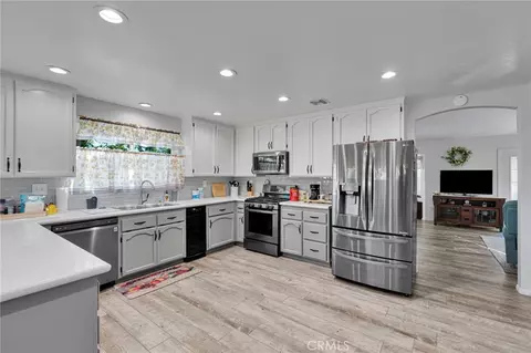 Kitchen - 17340 Buckthorn, Hesperia, CA 92345 photo 3 of 4