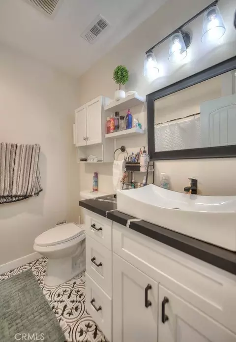 Bath - 2803 Ladera Rd, San Bernardino, CA 92405 photo 3 of 5