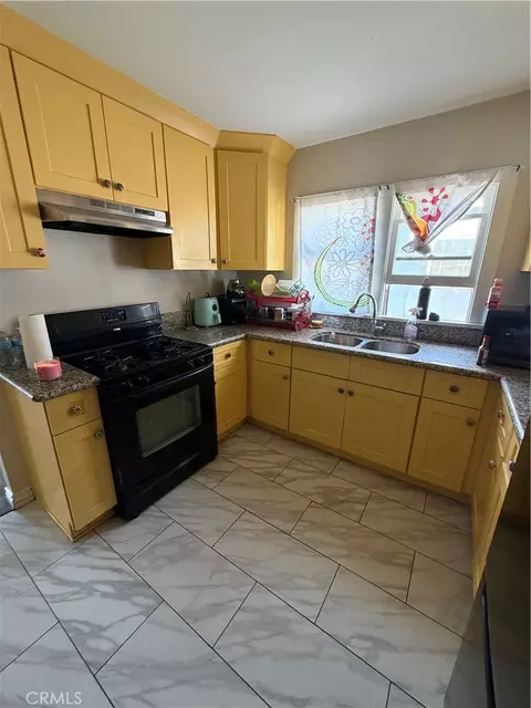 Kitchen - 936 N Laurel, Ontario, CA 91762 photo 2 of 3