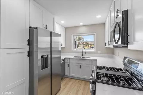 Kitchen - 7888 Fox Trl, Yucca Valley, CA 92284 photo 2 of 3