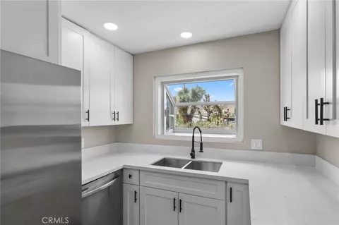 Kitchen - 7888 Fox Trl, Yucca Valley, CA 92284 photo 3 of 3