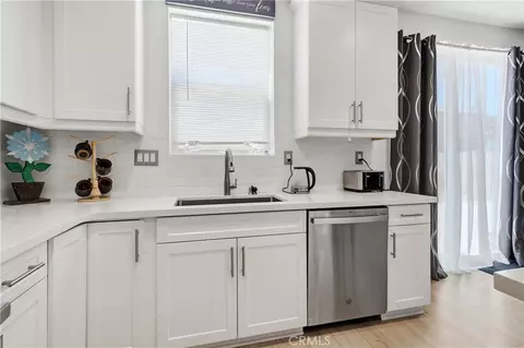 Kitchen - 10260 Torrey Ct, Hesperia, CA 92345 photo 3 of 3