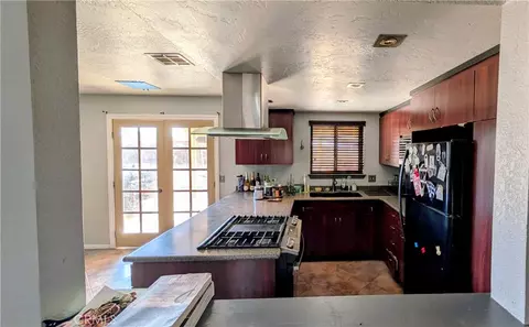 Kitchen - 11746 Mohawk Rd, Apple Valley, CA 92308 photo 3 of 4