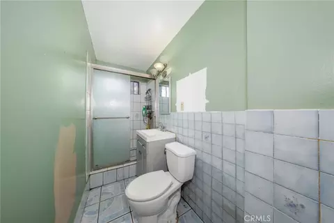 Bath - 1047 Calaveras Ave, Ontario, CA 91764 photo 1 of 1
