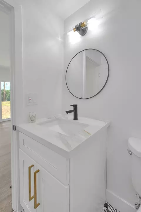 Bath - 4472 Forest St, Riverside, CA 92507 photo 2 of 5