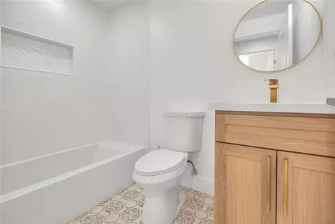 Bath - 4472 Forest St, Riverside, CA 92507 photo 5 of 5