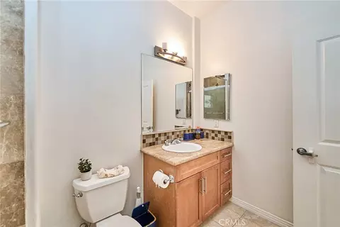 Bath - 931 E Walnut #607, Pasadena, CA 91106 photo 1 of 2