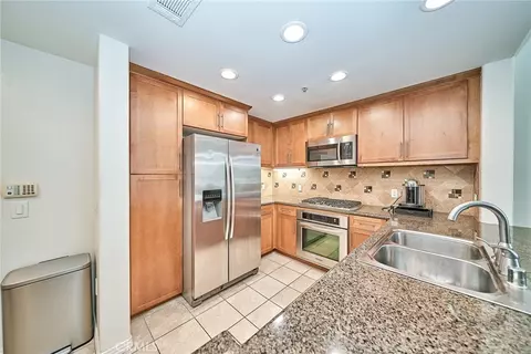 Kitchen - 931 E Walnut #607, Pasadena, CA 91106 photo 3 of 3