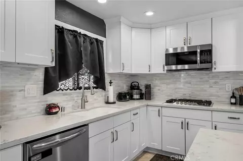 Kitchen - 1364 Pinedale Ave, Bloomington, CA 92316 photo 2 of 4