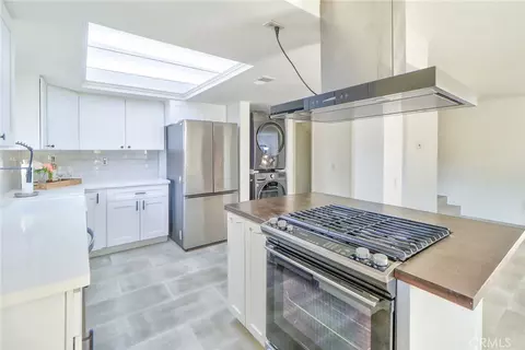Kitchen - 652 Park Shadow Ct, Baldwin Park, CA 91706 photo 6 of 9