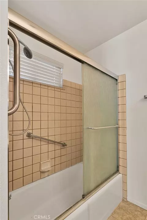 Bath - 19237 Elm Dr, Apple Valley, CA 92308 photo 1 of 4