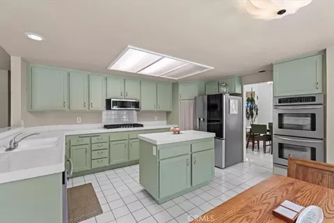 Kitchen - 28800 Bristol, Highland, CA 92346 photo 2 of 2
