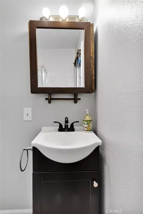 Bath - 1038 Robin Ln, Wrightwood, CA 92397 photo 2 of 3