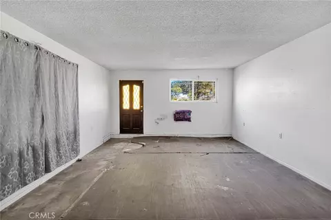 Living - 17047 Eucalyptus St, Hesperia, CA 92345 photo 5 of 5