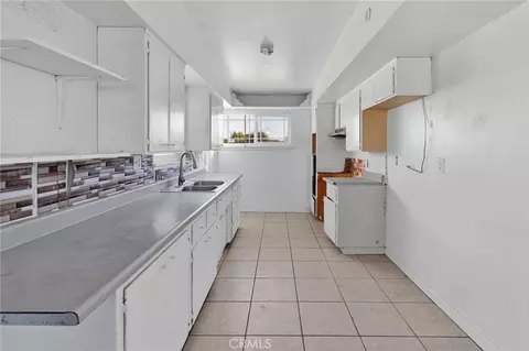Kitchen - 17047 Eucalyptus St, Hesperia, CA 92345 photo 2 of 3