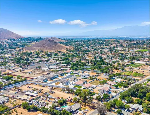 View/Area - 5853 Persepolis Ct, Riverside, CA 92505 photo 5 of 8