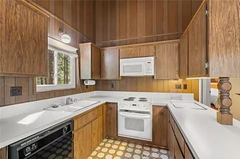 Kitchen - 5809 Pine St, Wrightwood, CA 92397 photo 4 of 6