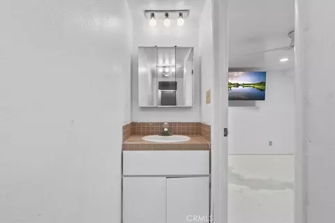 Bath - 24868 Edelweiss Dr, Crestline, CA 92325 photo 1 of 2