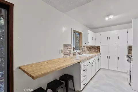 Kitchen - 24868 Edelweiss Dr, Crestline, CA 92325 photo 2 of 2