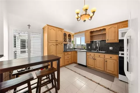 Kitchen - 1121 E Wilson, Glendale, CA 91206 photo 1 of 2