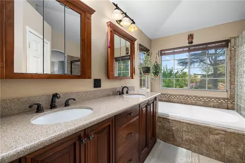 Bath - 1476 Augusta Dr, Upland, CA 91786 photo 4 of 7
