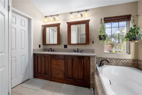 Bath - 1476 Augusta Dr, Upland, CA 91786 photo 3 of 7