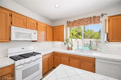Kitchen - 15040 Elkhorn Dr, Fontana, CA 92336 photo 2 of 2