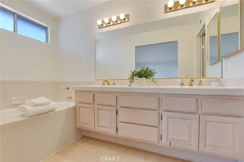 Bath - 978 Carson Ct, San Dimas, CA 91773 photo 2 of 5