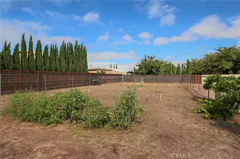 Exterior - 7728 Oakwood, Hesperia, CA 92345 photo 7 of 9
