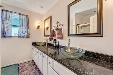 Bath - 940 E 3rd #21, Long Beach, CA 90802 photo 2 of 4