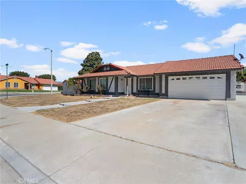 Exterior - 909 S Vine Ave, Bloomington, CA 92316 photo 1 of 6