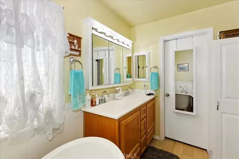 Bath - 18014 Talisman St, Hesperia, CA 92345 photo 2 of 3