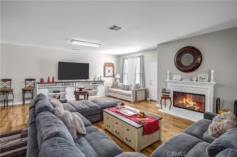 Living - 18689 Hawkhill, Perris, CA 92570 photo 2 of 5