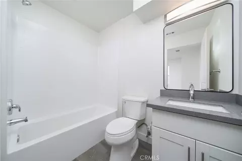 Bath - 6837 N Haskell Ave, Van Nuys, CA 91406 photo 3 of 4