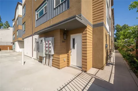 Exterior - 6837 N Haskell Ave, Van Nuys, CA 91406 photo 2 of 9