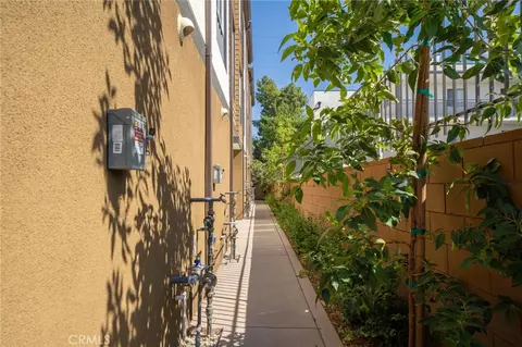 Exterior - 6837 N Haskell Ave, Van Nuys, CA 91406 photo 8 of 9