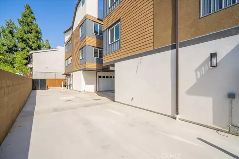 Exterior - 6837 N Haskell Ave, Van Nuys, CA 91406 photo 6 of 9