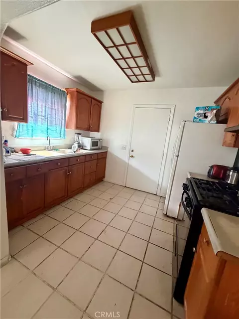 1060 Myrtle Dr, San Bernardino, CA 92410 photo 4