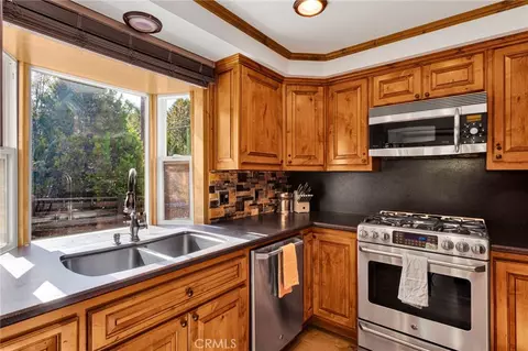 Kitchen - 915 Trinity, Lake Arrowhead, CA 92352 photo 3 of 4