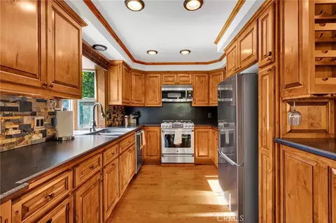 Kitchen - 915 Trinity, Lake Arrowhead, CA 92352 photo 2 of 4