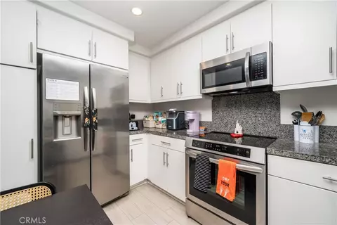 Kitchen - 19233 Sequoia Grv, Riverside, CA 92507 photo 2 of 2
