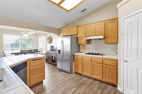 Kitchen - 13585 Paramount, Phelan, CA 92371 photo 2 of 5