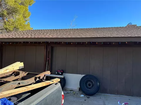 Exterior - 19472 Kinai Rd, Apple Valley, CA 92307 photo 4 of 8
