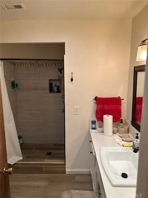 Bath - 19472 Kinai Rd, Apple Valley, CA 92307 photo 3 of 6