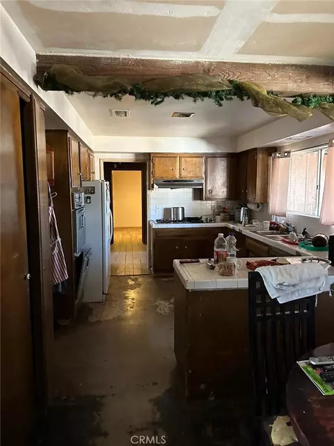 Kitchen - 19472 Kinai Rd, Apple Valley, CA 92307 photo 2 of 2